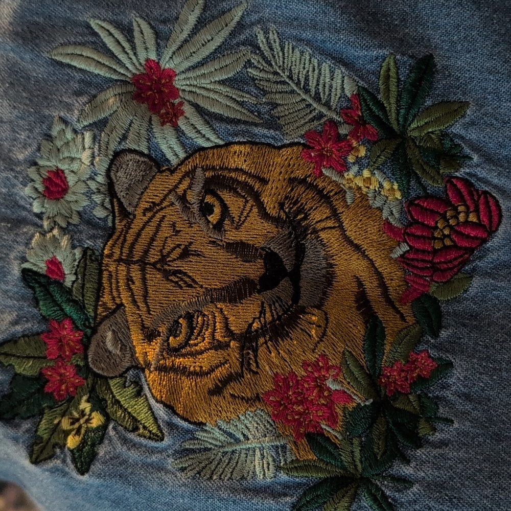 Vintage Denim Women's Short Sleeve Embroidered Tiger Cat Top Size Large - Picture 3 of 4